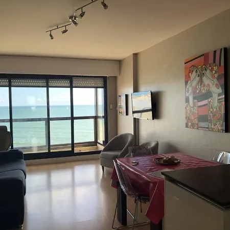T2 Refait A Neuf Avec Balcon Face Et Ascenseur, Au Coeur Des Sables-d'olonne - Fr-1-485-70